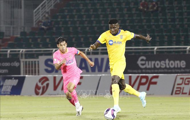 Trong ảnh: Pha tranh bóng giữa các cầu thủ giữa đội chủ nhà Sài Gòn FC (áo hồng) và đội Sông Lam Nghệ An (áo vàng). Ảnh: Thanh Vũ-TTXVN
