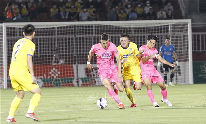 Trong ảnh: Pha tranh bóng giữa các cầu thủ giữa đội chủ nhà Sài Gòn FC (áo hồng) và đội Sông Lam Nghệ An (áo vàng). Ảnh: Thanh Vũ-TTXVN
