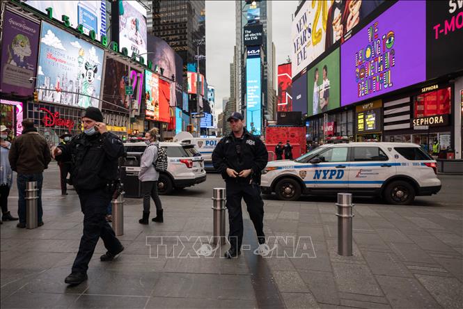 Trong ảnh: Cảnh sát tuần tra tại khu vực Quảng trường Thời đại ở New York, Mỹ. Ảnh: AFP/TTXVN