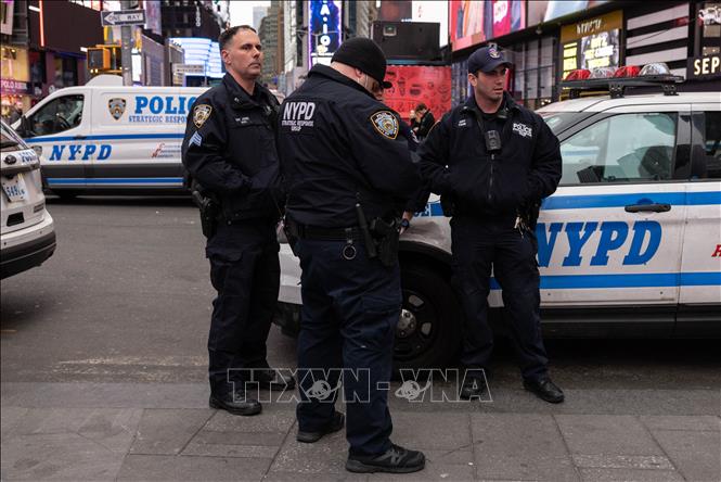 Trong ảnh: Cảnh sát tuần tra tại khu vực Quảng trường Thời đại ở New York, Mỹ. Ảnh: AFP/TTXVN