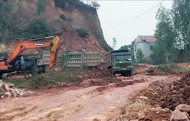 Trong ảnh: Khai thác đất bừa bãi tại mỏ đất núi Lầm. Ảnh: Trần Trang - TTXVN