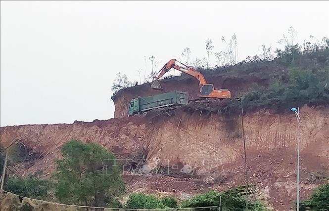 Trong ảnh: Mỏ đất núi Lầm bị khai thác trái phép để làm vật liệu san lấp. Ảnh: Trần Trang - TTXVN