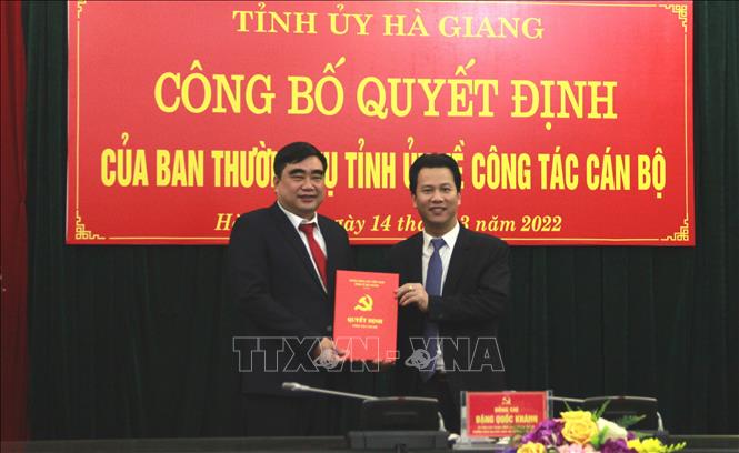 Trong ảnh: Bí thư Tỉnh uỷ Hà Giang Đặng Quốc Khánh (phải) trao quyết định của Ban Thường vụ Tỉnh ủy bổ nhiệm Trưởng ban Nội chính Tỉnh ủy Hà Giang cho đồng chí Hoàng Đình Phới. Ảnh: TTXVN phát