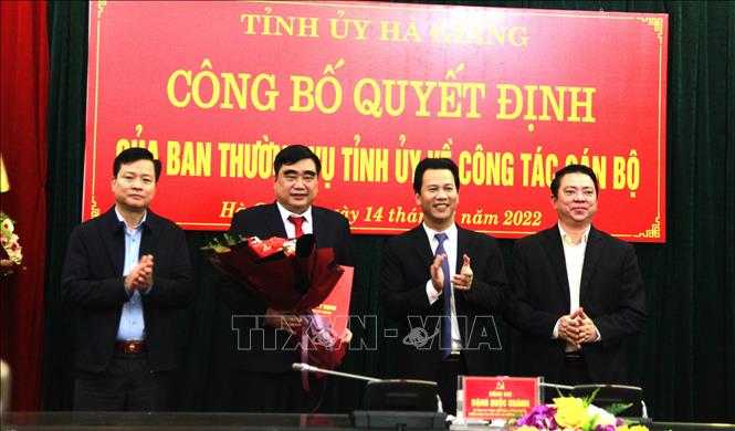 Trong ảnh: Bí thư Tỉnh uỷ Hà Giang Đặng Quốc Khánh cùng các đồng chí lãnh đạo tỉnh tặng hoa chúc mừng Trưởng ban Nội chính Tỉnh ủy Hoàng Đình Phới. Ảnh: TTXVN phát