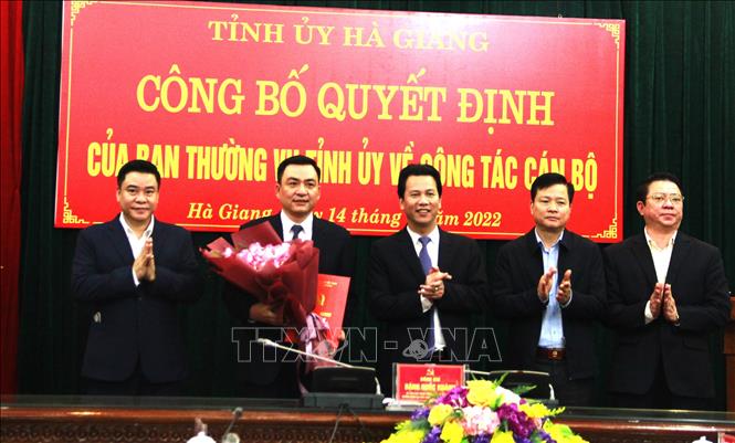 Trong ảnh: Bí thư Tỉnh uỷ Hà Giang Đặng Quốc Khánh cùng các đồng chí lãnh đạo tỉnh tặng hoa chúc mừng Chánh Văn phòng Tỉnh ủy Nguyễn Chí Thâm (thứ 2, từ trái sang). Ảnh: TTXVN phát