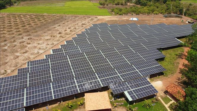 Trong ảnh: Dự án điện năng lượng mặt trời kết hợp với canh tác nông nghiệp, công suất 1,4MW của một hộ dân tại xã Lộc Khánh, huyện Lộc Ninh. Ảnh: Sỹ Tuyên – TTXVN