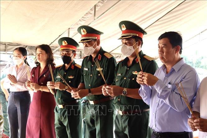 Đoàn Quân khu 7, tỉnh Đồng Nai dâng hương viếng các liệt sĩ. Ảnh: TTXVN phát