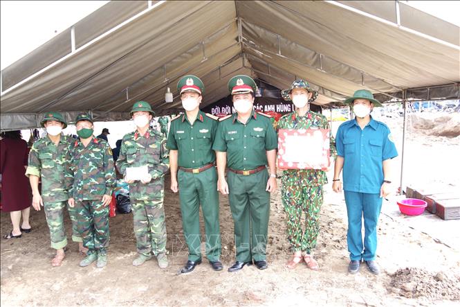 Lãnh đạo Quân khu 7 tặng quà động viên tinh thần các lực lượng tìm kiếm. Ảnh: TTXVN phát