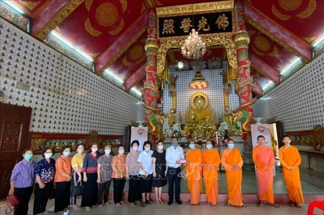 Photo: Vietnamese expatriates in Thailand’s Udon Thani province attends the requiem for 64 soldiers who defended Gac Ma reef. VNA Photo