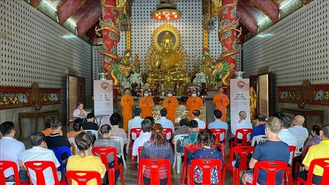 Photo: Vietnamese expatriates in Thailand’s Udon Thani province attends the requiem for 64 soldiers who defended Gac Ma reef. VNA Photo