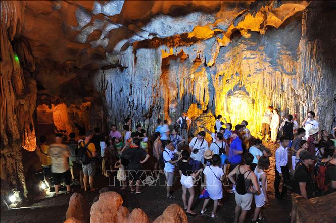 Du khách tham quan Hang Sửng Sốt Hạ Long - Kiệt tác độc đáo của tạo hóa. Ảnh: TTXVN

