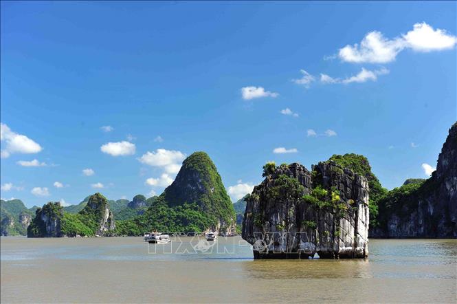 Nằm phía Tây Nam vịnh Hạ Long, hòn Đỉnh Hương giống như một lư hương khổng lồ. Ảnh: Minh Đức - TTXVN

