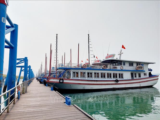 Trong ảnh: Ngày 15/3, Cảng tàu khách quốc tế Hạ Long đón khoảng 100 khách tham quan vịnh Hạ Long, hàng loạt tàu đỗ bờ vì vắng khách. Ảnh: Thanh Vân-TTXVN