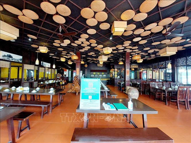 Trong ảnh: Cơ sở kinh doanh dịch vụ ăn uống đảm bảo các quy định phòng, chống dịch COVID-19, nhưng gần như không có khách. Ảnh: Thanh Vân-TTXVN