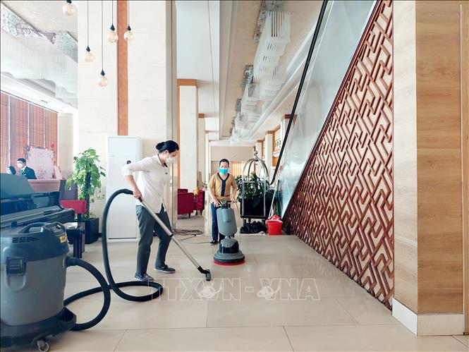 Trong ảnh: Khách sạn Mường Thanh Quảng Ninh thực hiện vệ sinh, khử khuẩn thường xuyên để sẵn sàng đón du khách. Ảnh: Thanh Vân-TTXVN