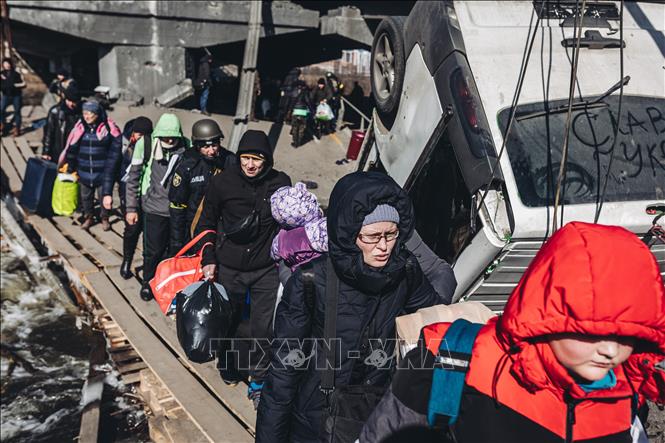 Trong ảnh: Người dân Ukraine sơ tán khỏi thành phố Irpin ngày 11/3/2022. Ảnh: THX/TTXVN