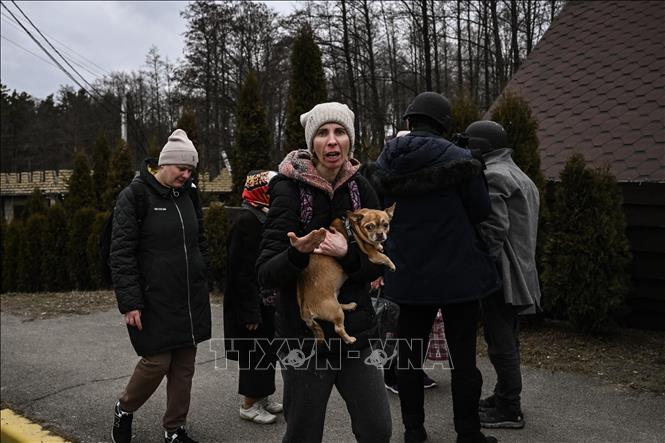Trong ảnh: Người dân Ukraine sơ tán khỏi thành phố Irpin ngày 5/3/2022. Ảnh: AFP/TTXVN