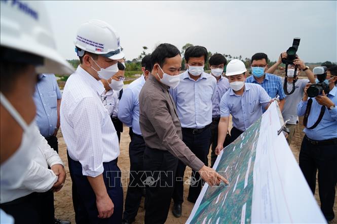 Trong ảnh: Bí thư Thành ủy Hải Phòng Trần Lưu Quang cùng các lãnh đạo Sở ban ngành kiểm tra tại Dự án đường ven biển đoạn qua xã Hùng Thắng, huyện Tiên Lãng. Ảnh: TTXVN phát