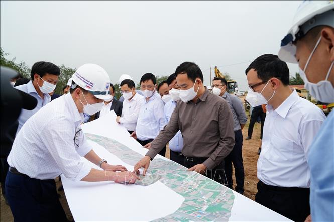 Bí thư Thành uỷ Hải Phòng Trần Lưu Quang và đoàn công tác kiểm tra Dự án đường ven biển đoạn qua xã Tây Hưng, huyện Tiên Lãng. Ảnh: TTXVN phát