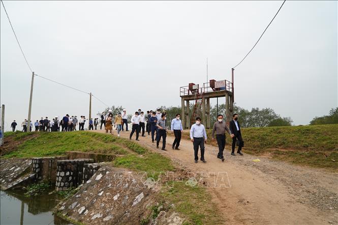 Bí thư Thành uỷ Hải Phòng Trần Lưu Quang và đoàn công tác kiểm tra Dự án đường ven biển đoạn qua xã Tây Hưng, huyện Tiên Lãng. Ảnh: TTXVN phát