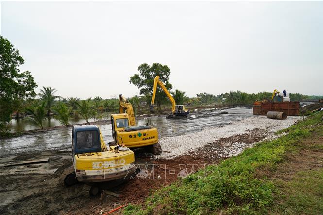 Máy móc, trang bị thi công tại Dự án đường ven biển đoạn qua xã Tây Hưng, huyện Tiên Lãng. Ảnh: TTXVN phát