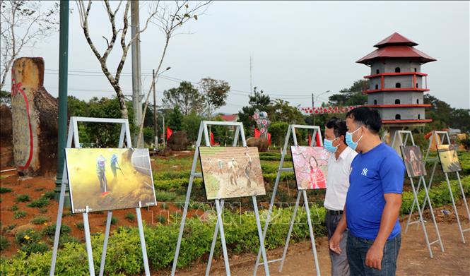 Trong ảnh: Du khách tham quan, xem ảnh tại triển lãm. Ảnh: Cao Nguyên-TTXVN