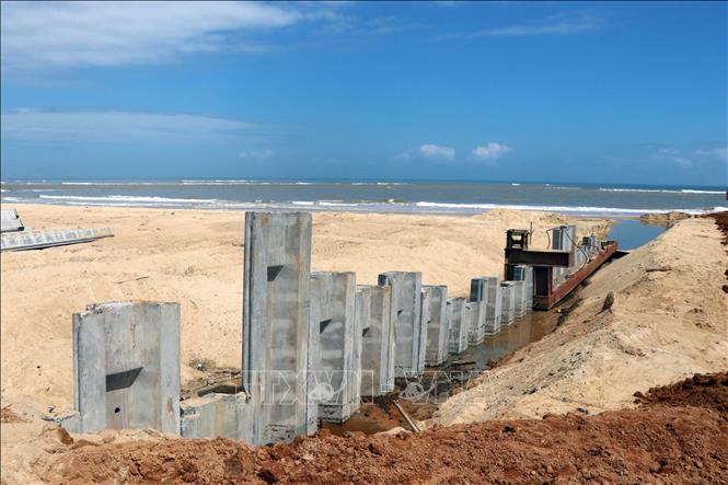 Trong ảnh: Công trường thi công Dự án cảng cá Tư Hiền kết hợp với khu neo đậu tránh trú bão. Ảnh: Đỗ Trưởng – TTXVN