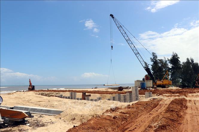 Trong ảnh: Công trường thi công Dự án cảng cá Tư Hiền kết hợp với khu neo đậu tránh trú bão. Ảnh: Đỗ Trưởng – TTXVN
