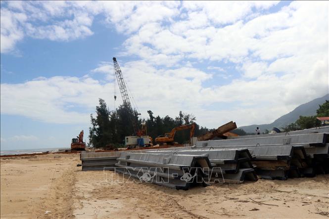 Trong ảnh: Công trường thi công Dự án cảng cá Tư Hiền kết hợp với khu neo đậu tránh trú bão. Ảnh: Đỗ Trưởng – TTXVN