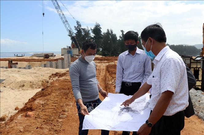 Trong ảnh: Công trường thi công Dự án cảng cá Tư Hiền kết hợp với khu neo đậu tránh trú bão. Ảnh: Đỗ Trưởng – TTXVN


