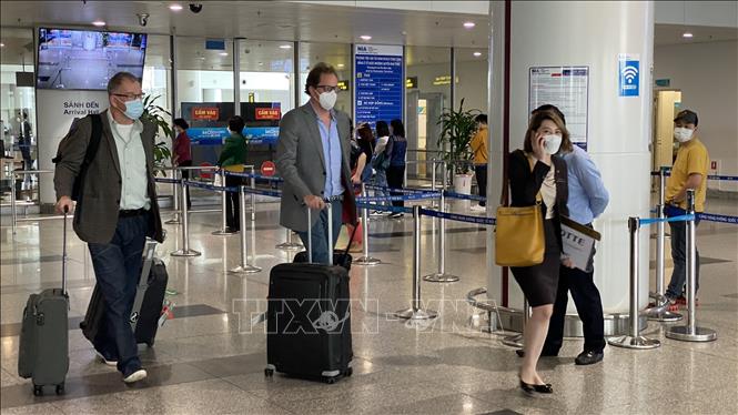 Foreign visitors arrive at the Noi Bai International Airport on the first day of fully reopening. VNA Photo