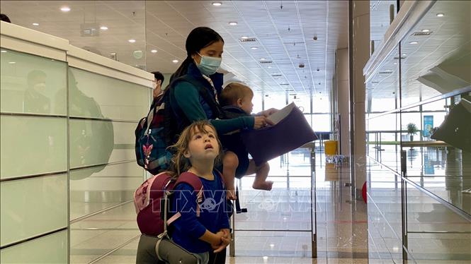 Foreign visitors arrive at the Noi Bai International Airport on the first day of fully reopening. VNA Photo