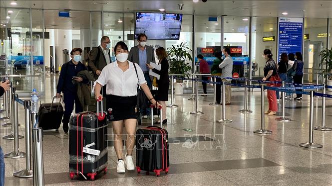 Foreign visitors arrive at the Noi Bai International Airport on the first day of fully reopening. VNA Photo