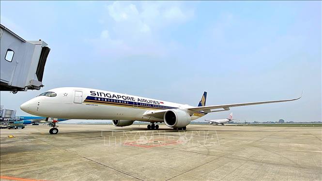 Flight SQ192 operated by Singapore Airlines from Singapore arrives to Hanoi on 11:30 am, March 15. VNA Photo 