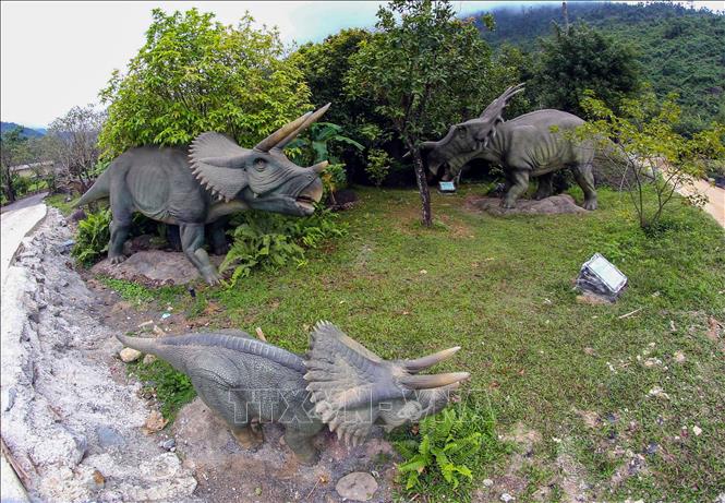 Trong ảnh: Những mô hình khủng long tại Khu du lịch Công viên suối khoáng nóng Núi Thần Tài (huyện Hòa Vang, thành phố Đà Nẵng). Ảnh: Trần Lê Lâm - TTXVN 