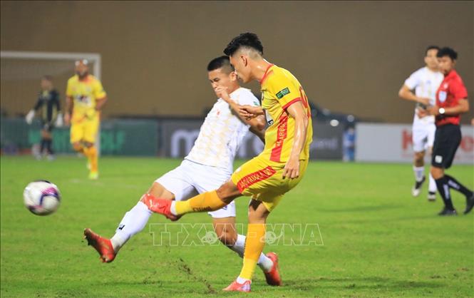 Trong ảnh: Một pha tranh chấp bóng của cầu thủ 2 đội. Ảnh: Tuấn Anh - TTXVN