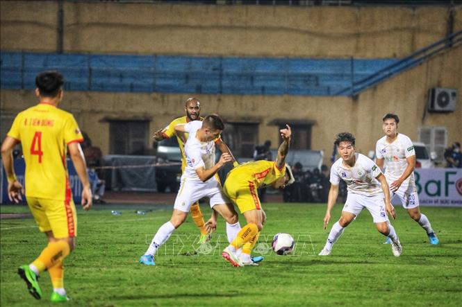 Trong ảnh: Một pha tranh chấp bóng của cầu thủ 2 đội. Ảnh: Tuấn Anh - TTXVN