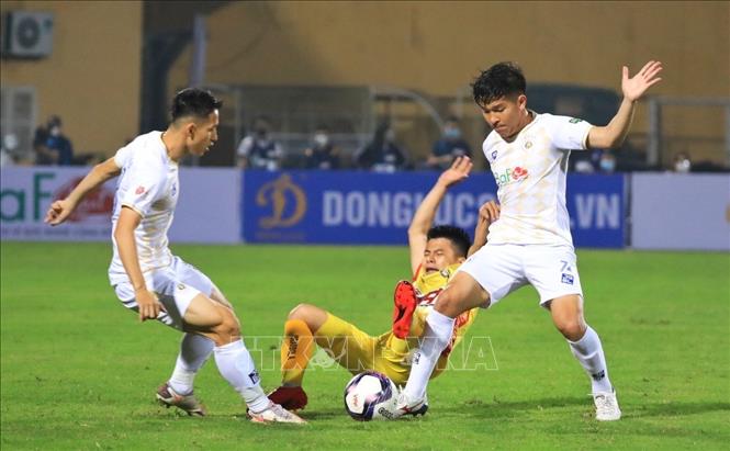 Trong ảnh: Một pha tranh chấp bóng của cầu thủ 2 đội. Ảnh: Tuấn Anh - TTXVN