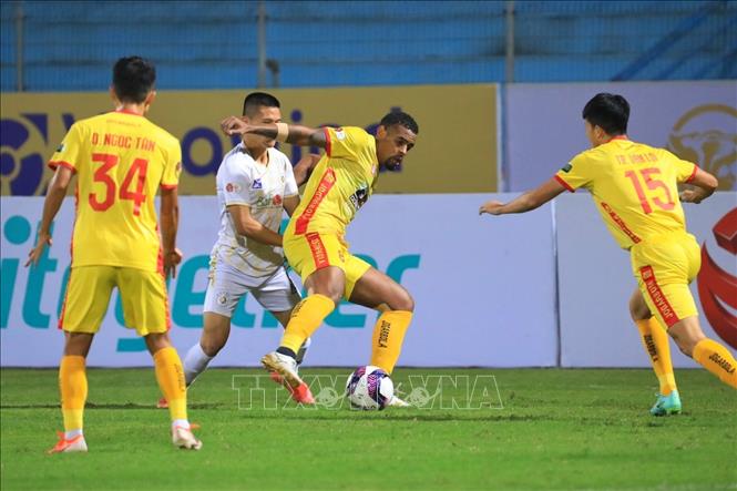 Trong ảnh: Một pha tranh chấp bóng của cầu thủ 2 đội. Ảnh: Tuấn Anh - TTXVN