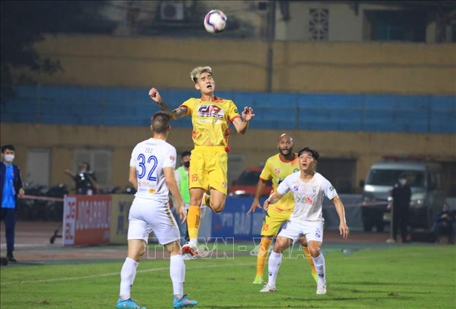 Trong ảnh: Một pha tranh chấp bóng của cầu thủ 2 đội. Ảnh: Tuấn Anh - TTXVN