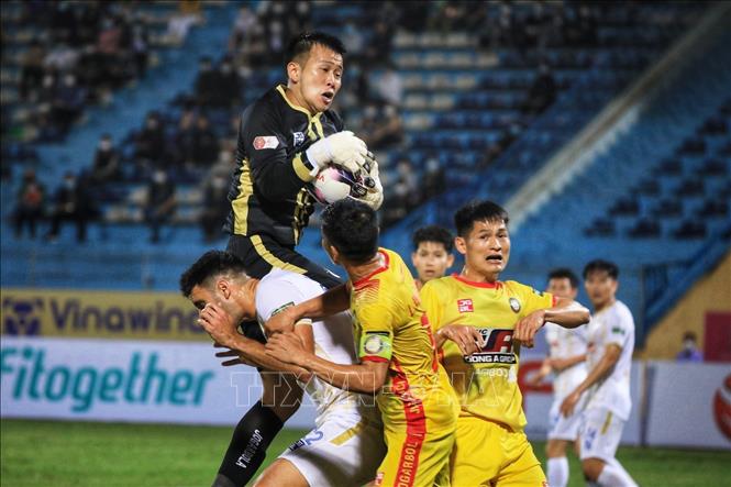 Trong ảnh: Một pha tranh chấp bóng của cầu thủ 2 đội. Ảnh: Tuấn Anh - TTXVN