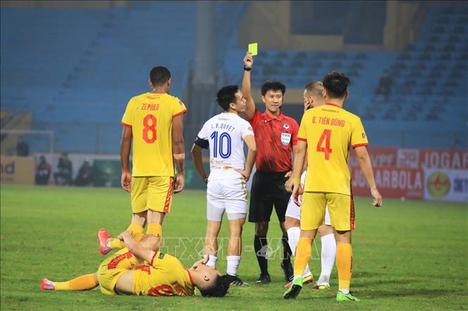 Trong ảnh: Cầu thủ Văn Quyết ( Hà Nội FC) bị phạt thẻ vàng do phạm lỗi. Ảnh: Tuấn Anh - TTXVN