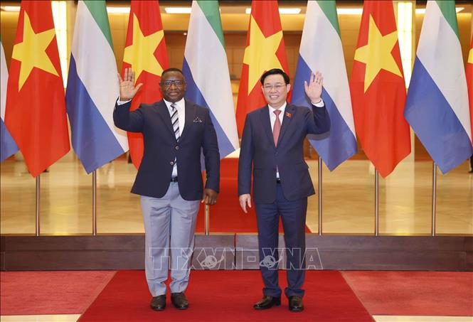 Photo: NA Chairman Vuong Dinh Hue meets President of Sierra Leone Julius Maada Bio in Hanoi on March 16. VNA Photo: Doãn Tấn
