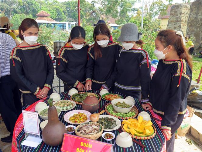 Trong ảnh: Các đoàn đến từ các tỉnh, thành phố tham gia trưng bày mâm cỗ truyền thống tại Hội thi nấu ăn. Ảnh: Khoa Chương - TTXVN