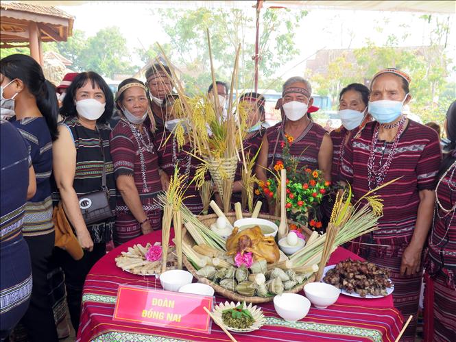 Trong ảnh: Các đoàn đến từ các tỉnh, thành phố tham gia trưng bày mâm cỗ truyền thống tại Hội thi nấu ăn. Ảnh: Khoa Chương - TTXVN