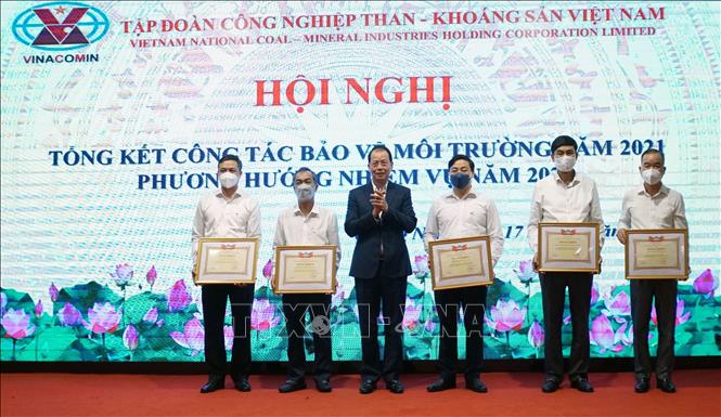 Trong ảnh: Tổng Giám đốc TKV Đặng Thanh Hải tặng Bằng khen cho các đơn vị có thành tích tốt trong việc bảo vệ môi trường. Ảnh: Văn Đức – TTXVN