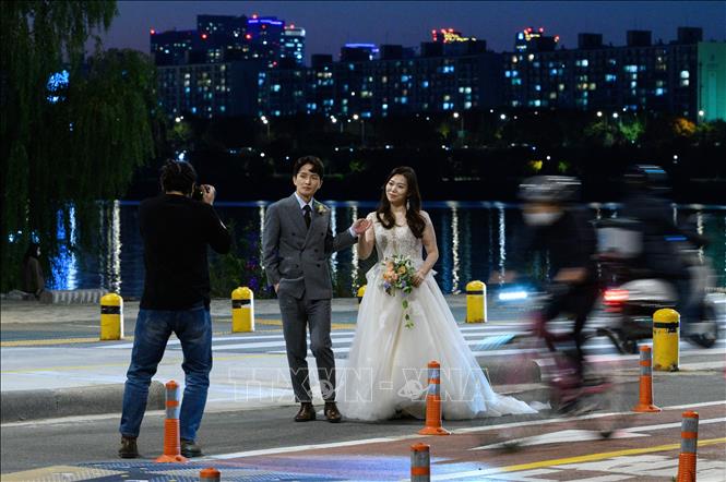 Kết hôn ở Hàn Quốc sẽ mang lại cho bạn những trải nghiệm tuyệt vời và đầy lãng mạn. Với địa điểm chụp ảnh đẹp như tranh, bạn sẽ có những bức ảnh cưới đáng nhớ nhất. Hãy trao cho những chuyên gia trong lĩnh vực đám cưới giúp bạn biến giấc mơ thành hiện thực!