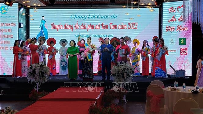 Ban tổ chức  Cuộc thi áo dài phụ nữ Kon Tum năm 2022 trao giải nhất cho thí sinh Nguyễn Thị Tường Vi (đơn vị Trường mầm non Pô Kô, huyện Đăk Tô, tỉnh Kon Tum). Ảnh: Khoa Chương - TTXVN
