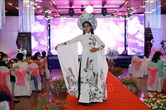 Thí sinh thuộc các huyện, thành phố trên địa bàn tỉnh Kon Tum tham dự phần thi trình diễn áo dài. Ảnh: Khoa Chương - TTXVN