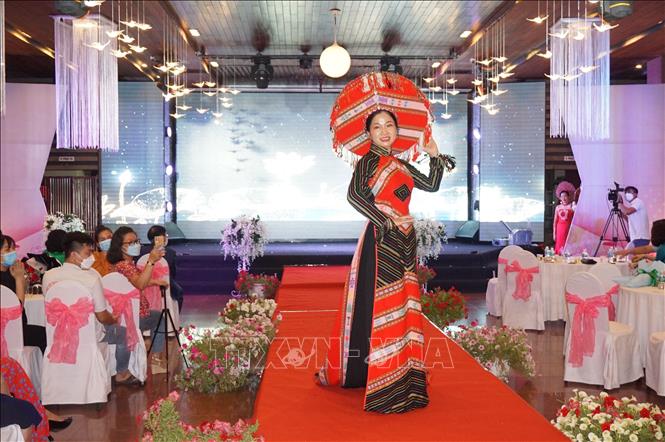 Thí sinh thuộc các huyện, thành phố trên địa bàn tỉnh Kon Tum tham dự phần thi trình diễn áo dài tại Cuộc thi áo dài phụ nữ Kon Tum năm 2022. Ảnh: Khoa Chương - TTXVN